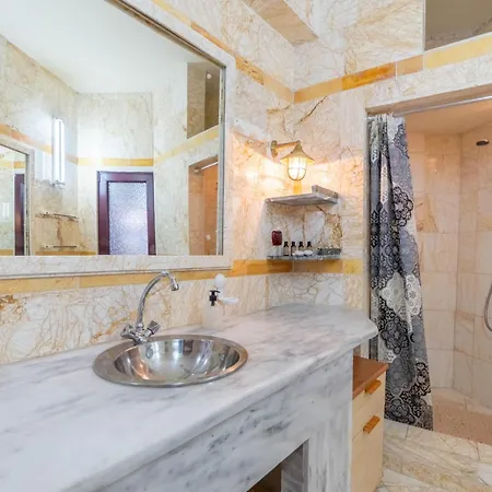 Paco's Superior Double 15 Apartment *